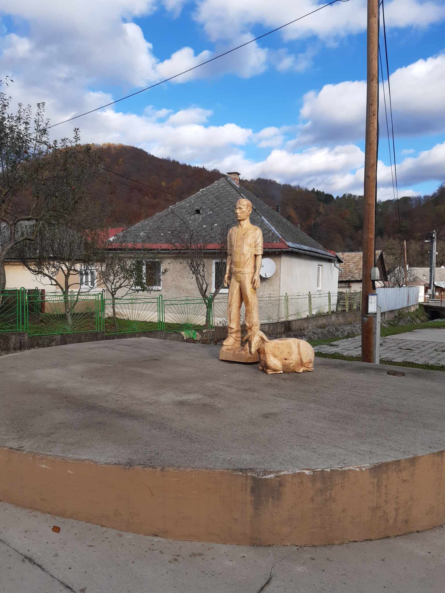 Drevená socha valacha s ovcou